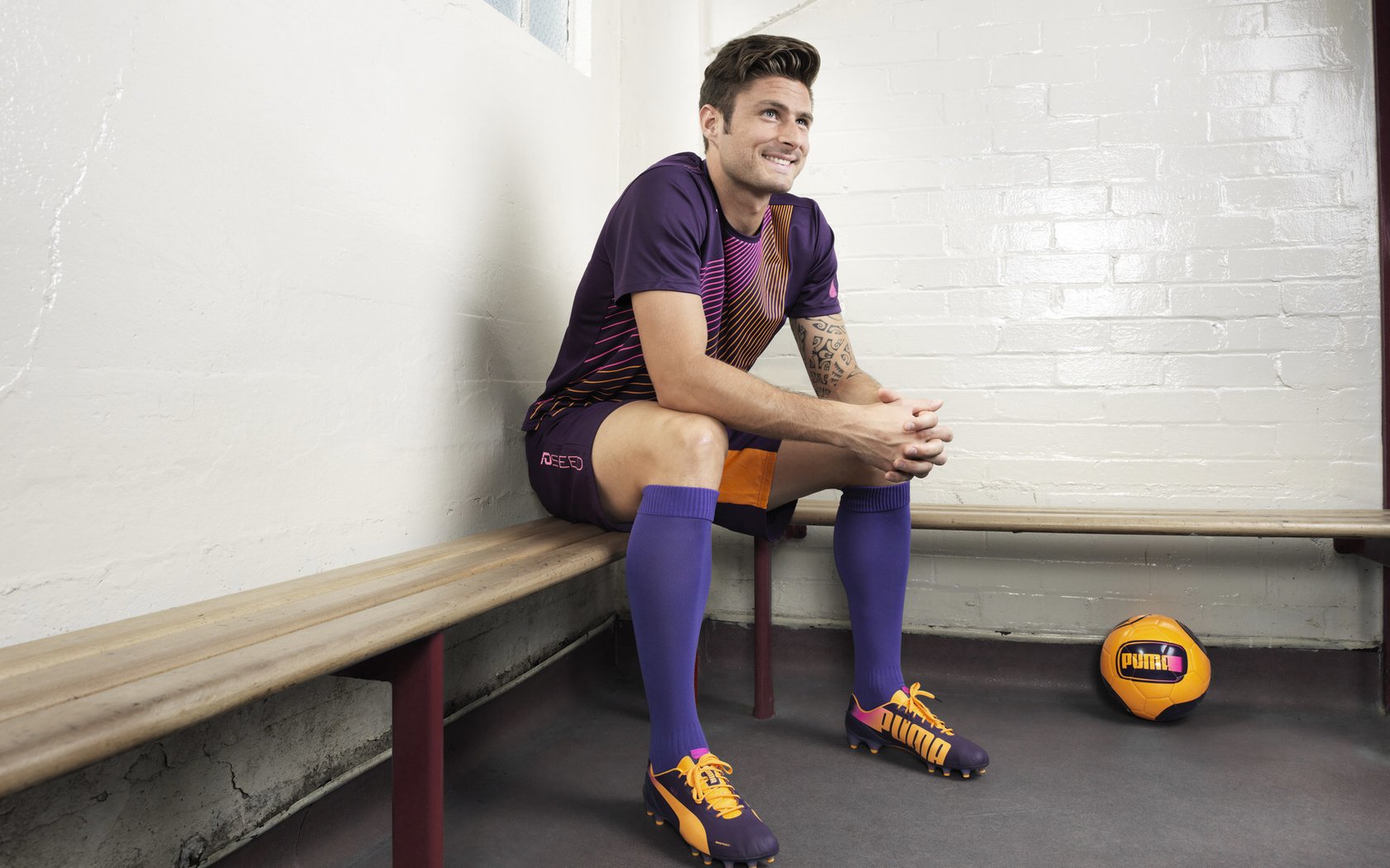 全球足球大赛数字转播系统升级，提供多角度全景观看体验，转播足球赛的app